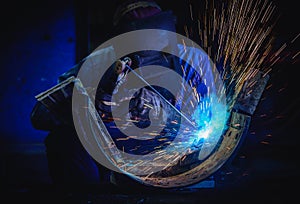 Welding steel structures and bright sparks in steel construction