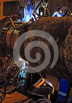 welding underwater pipeline using automatic equipment