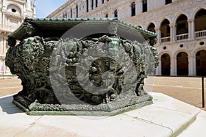 Well-head at the courtyard of Doge's Palace