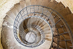 Wendeltreppe aus stein in einem Aussichtsturm