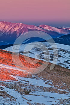 Západné Tatry z Nízkych Tatier počas zimného západu slnka