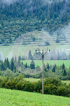 Mlhavé ráno pohled v mokré horské oblasti ve slovenských Tatrách. podzimní barevné lesy