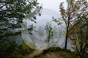 Zahmlený ranný pohľad na mokrú horskú oblasť v slovenských Tatrách