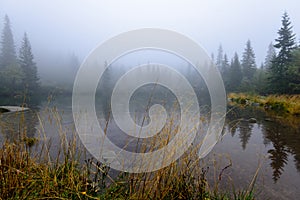 Hmlisté ranné zobrazenie v mokrej horskej oblasti v slovenských Tatrách. panoráma horského jazera