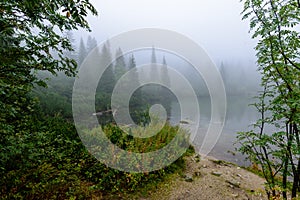 Hmlisté ranné zobrazenie v mokrej horskej oblasti v slovenských Tatrách. panoráma horského jazera