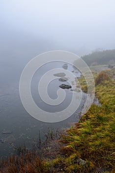 Hmlisté ranné zobrazenie v mokrej horskej oblasti v slovenských Tatrách. panoráma horského jazera