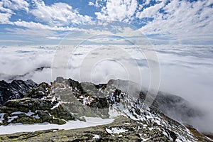 Vrcholy hôr na jeseň pokryté hmlou alebo mrakmi