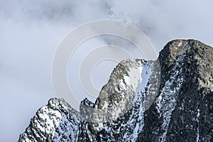 Vrcholy hôr na jeseň pokryté hmlou alebo mrakmi
