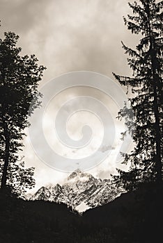Vrcholy hôr na jeseň zahalené v hmle alebo oblakoch - mäkký vintag