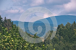 Panorama Západních Karpat se zelenými poli a lesy v popředí. léto na slovenských turistických stezkách - vinobraní