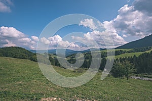 Panoráma hôr Západných Karpát so zelenými poliami a lesmi v popredí. leto na Slovensku turistické chodníky - vinobranie