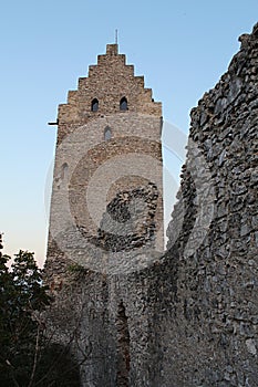Západní strana obnovené raně gotické ochranné věže hradu Topoľčany, Slovensko.