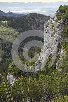 Západné Tatry, Sivy vrch - časť skalného mesta pri výstupe na Sivy vrch s výhľadom na Liptovskú Maru