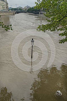 The western tip of Ã®le Saint-Louis inundated by the River Seine