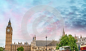 Westminster Palace and red buses, panoramic view at sunset - Lon
