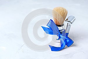 Wet shaving gift set with a blue ribbon bow