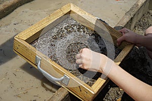 Wet sieving for diamonds photo