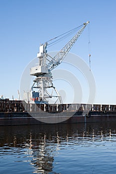 Wharf with hoisting crane