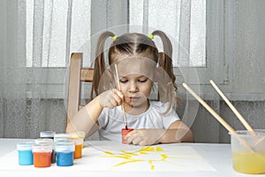 What to do to the child during the period of quarantine and self-isolation, the girl plays and paints