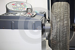 Wheel balancing machine