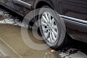 The wheel of the car is in a wet.