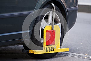 Wheel clamp