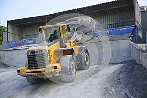 Wheel loader Excavator unloading sand