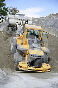 Wheel loader Excavator unloading sand