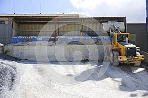 Wheel loader Excavator unloading sand