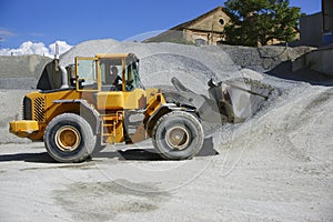 Wheel loader Excavator unloading sand