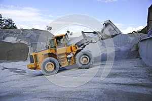 Wheel loader Excavator unloading sand