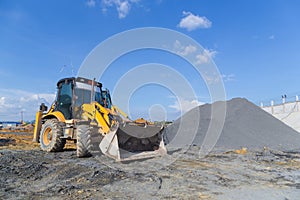 Wheel loader Excavator unloading sand
