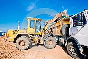 Wheel loader machine loading dumper truck