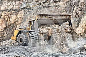 Wheel loader machine unloading rocks