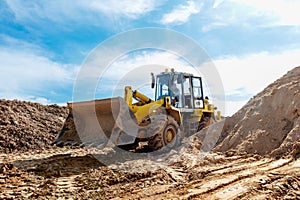 Wheel machine for loading performs work on laying large diameter pipes