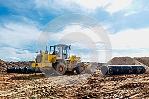 Wheel machine for loading performs work on laying large diameter pipes