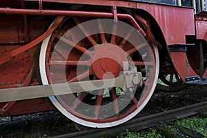 The wheel of the pore locomotive is painted red.