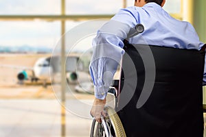 Invalidní vozík podnikatel na letiště 