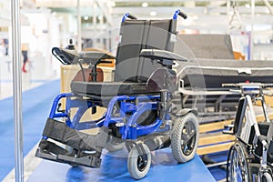 Silla de ruedas sobre el médico exhibición. silla de ruedas eléctrico 