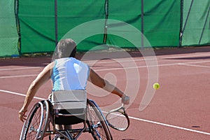 Invalidný vozík tenis hráč 