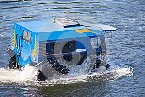 Wheeled all-terrain vehicle amphibious on the water
