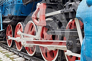wheels and connecting rod drive of the locomotive