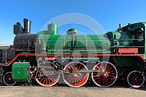 The wheels, fire-tube boiler, cylinder, crosshead and pushrods o