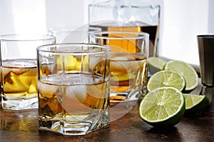 Whiskey with ginger ale and lime