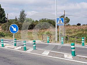 White arrow sign on a blue background indicating the direction