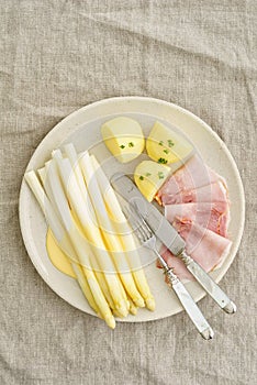 White asparagus with potatoes and boiled ham