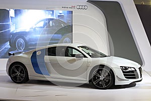 White audi r8 v10 car