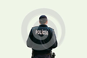 Na bielom pozadí stojí policajt chrbtom v špeciálnom oblečení s nápisom Police in