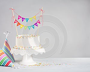 Biely torta k narodeninám farbistý vlajkosláva 