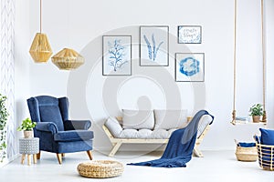 Bílý a modrý obývací pokoj 